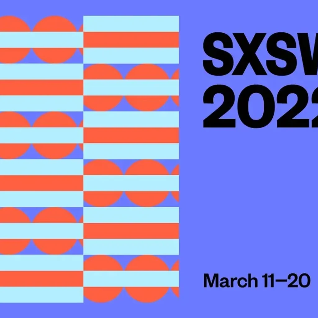 Farverig grafisk plakat for SXSW 2022, med geometriske mønstre i rød, blå og lilla, og datoer for festivalen fra 11. til 20. marts i Austin, Texas.