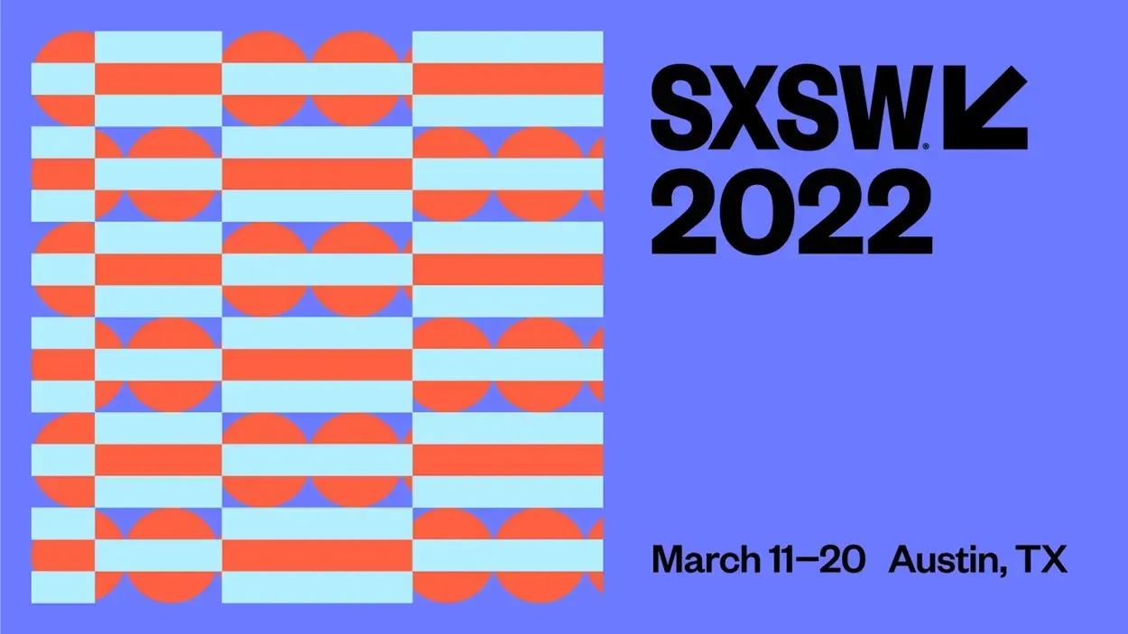 Farverig grafisk plakat for SXSW 2022, med geometriske mønstre i rød, blå og lilla, og datoer for festivalen fra 11. til 20. marts i Austin, Texas.