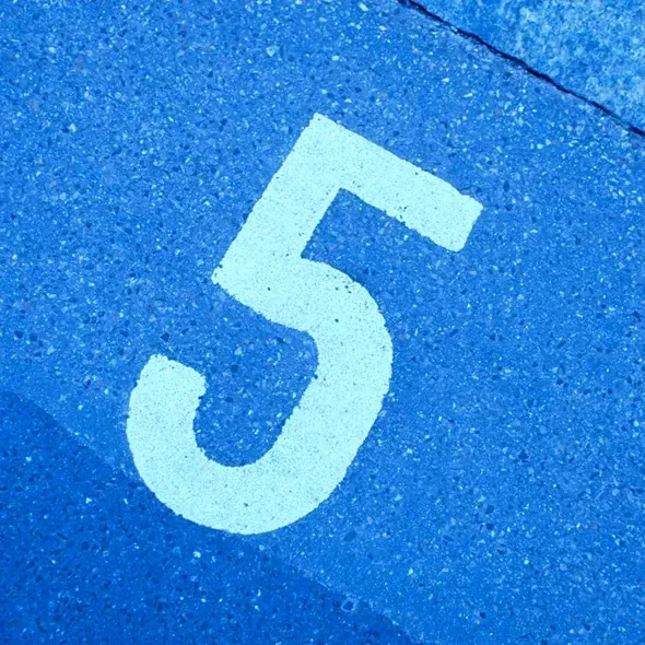 lyseblåt fem tal på blå overflade.