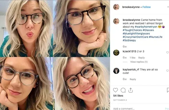 Fire billeder af en kvinde med briller, der laver forskellige ansigtsudtryk, iført en grøn bluse, med lyse, bølgede hår.