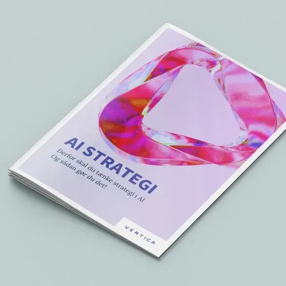 AI strategi bog med farverigt design, der blander lyserøde og lilla nuancer, med teksten "Derfor skal du tænke strategi i AI og sådan gør du det!" samt logoet fra Vertica.