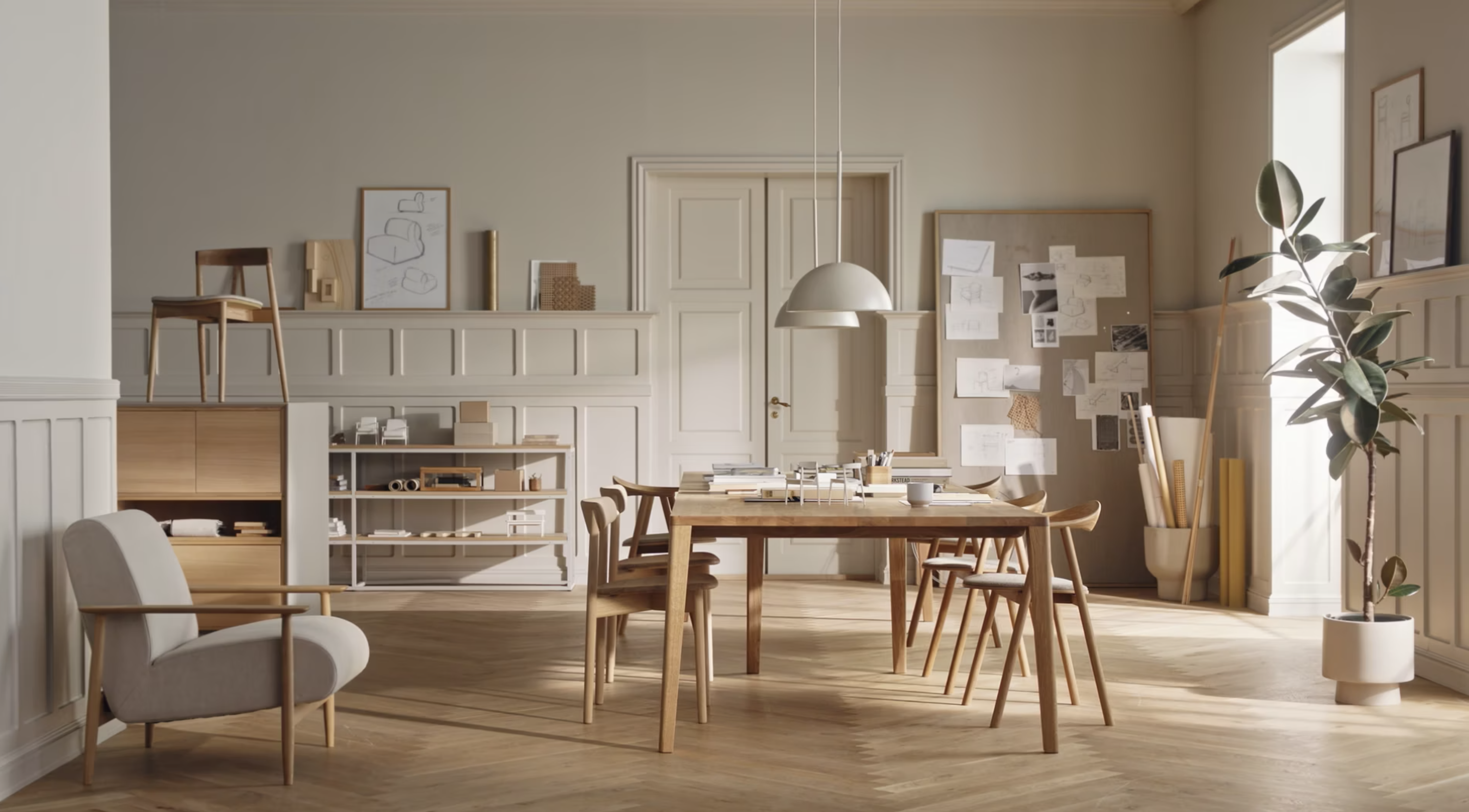 Moderne spisestue med træbord, stolerække, minimalistisk indretning og planter. Vægdekoration med skitser og kreative materialer. Lyse farver og naturligt lys strømmer ind i rummet.