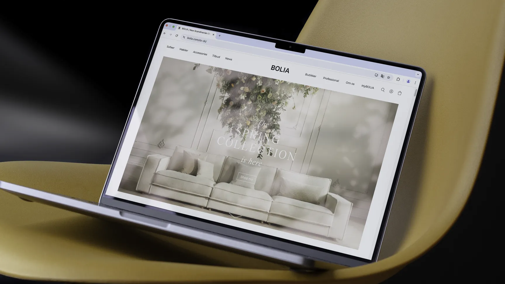 computer der står åben med et billede af en lys stue med en stor lys sofa