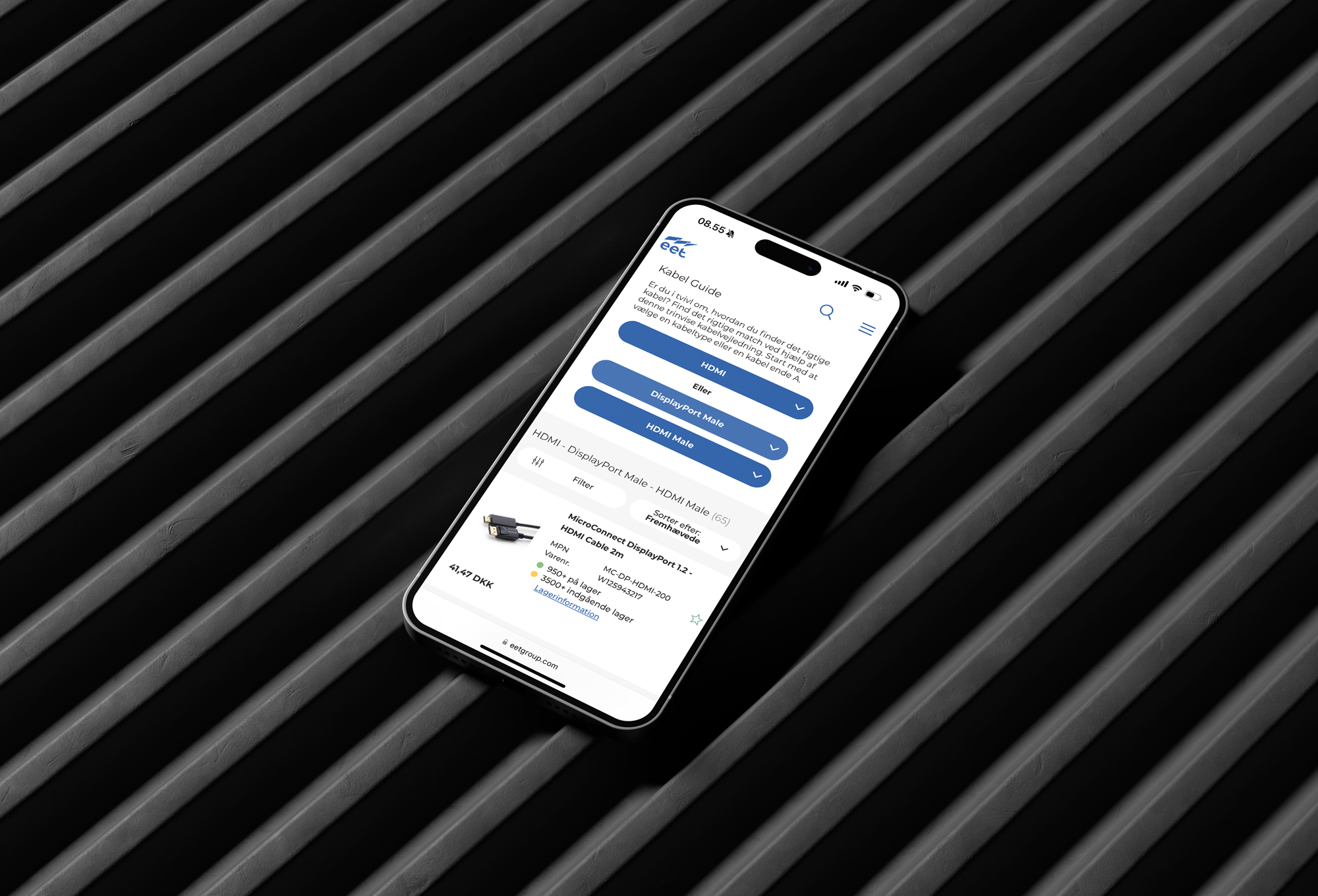 Smartphone som viser en kabelguide med HDMI og DisplayPort, placeret på en baggrund med striber.