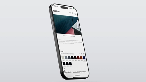 Billede af en smartphone med Kvadrats hjemmeside åben, der viser farvekortet for "Alle" af Ronan Bouroullec, med en moderne, minimalistisk designstil.