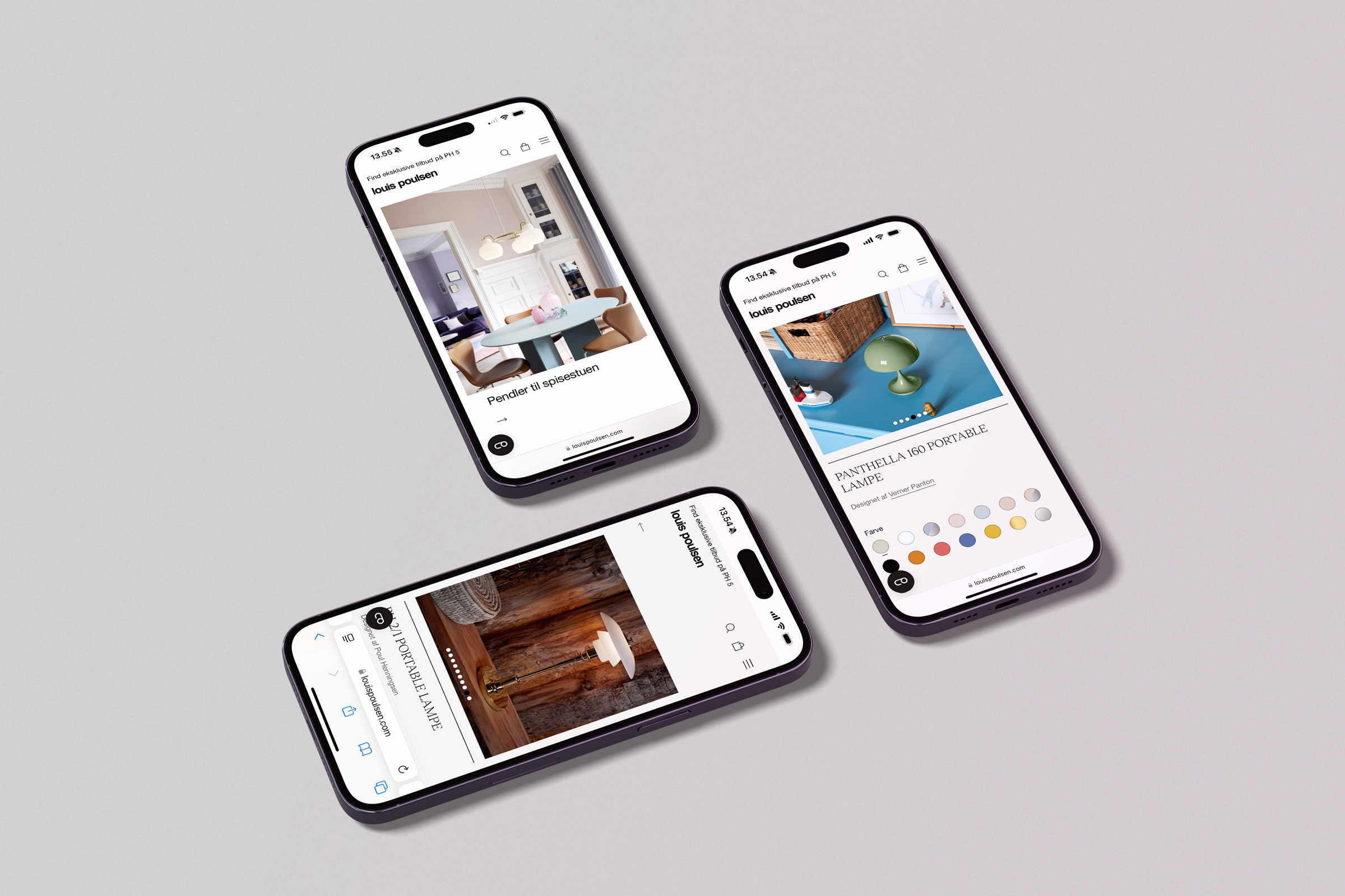 Tre smartphones viser interiørdesignprodukter på en hjemmeside, herunder pendellamper og bordlamper, med farvevalg og detaljer.