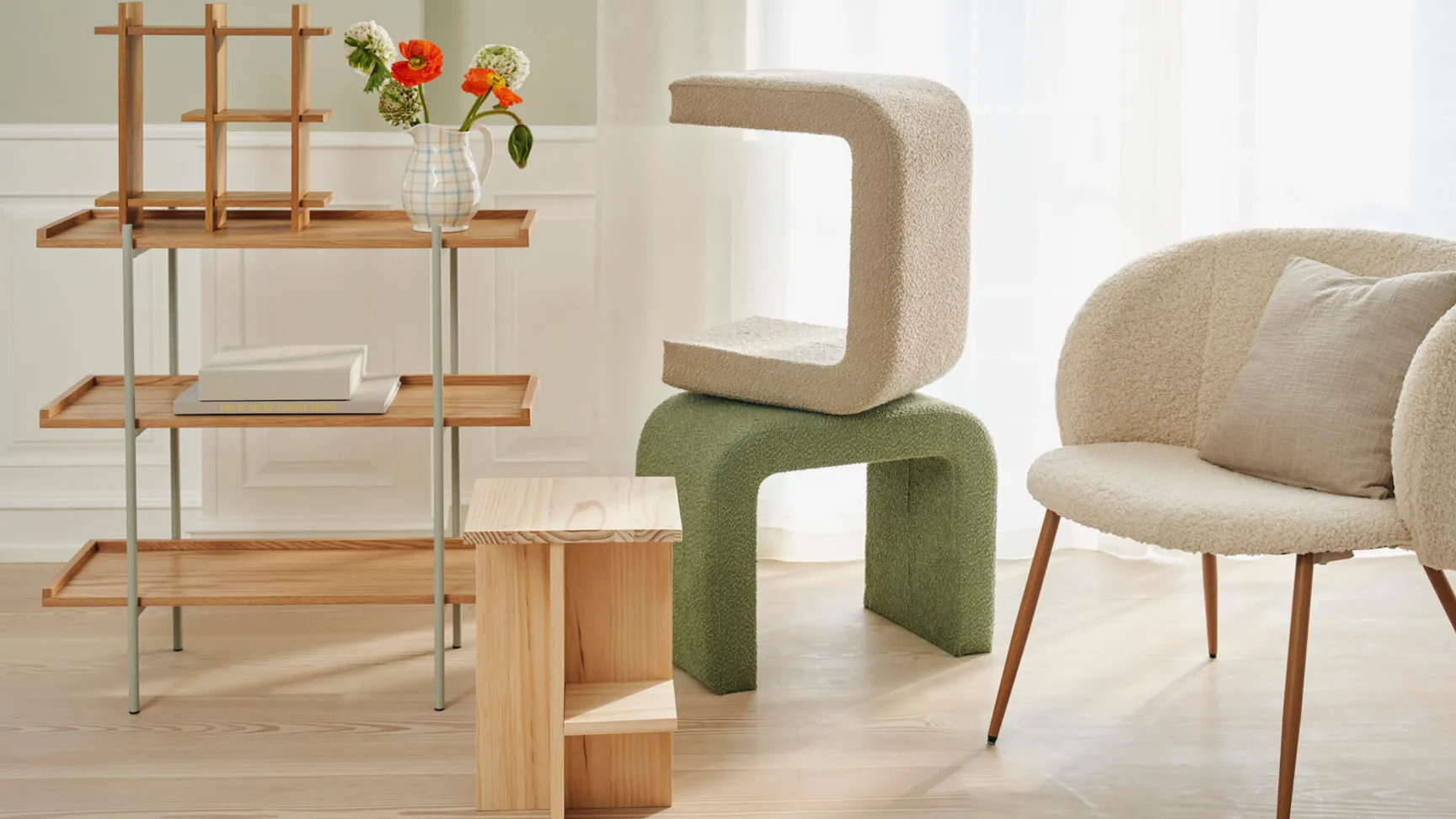 En moderne stue med en træhylde, en blød, geometrisk stol i beige og grøn farve, en lille træbord med to rum og en vase med farverige blomster.