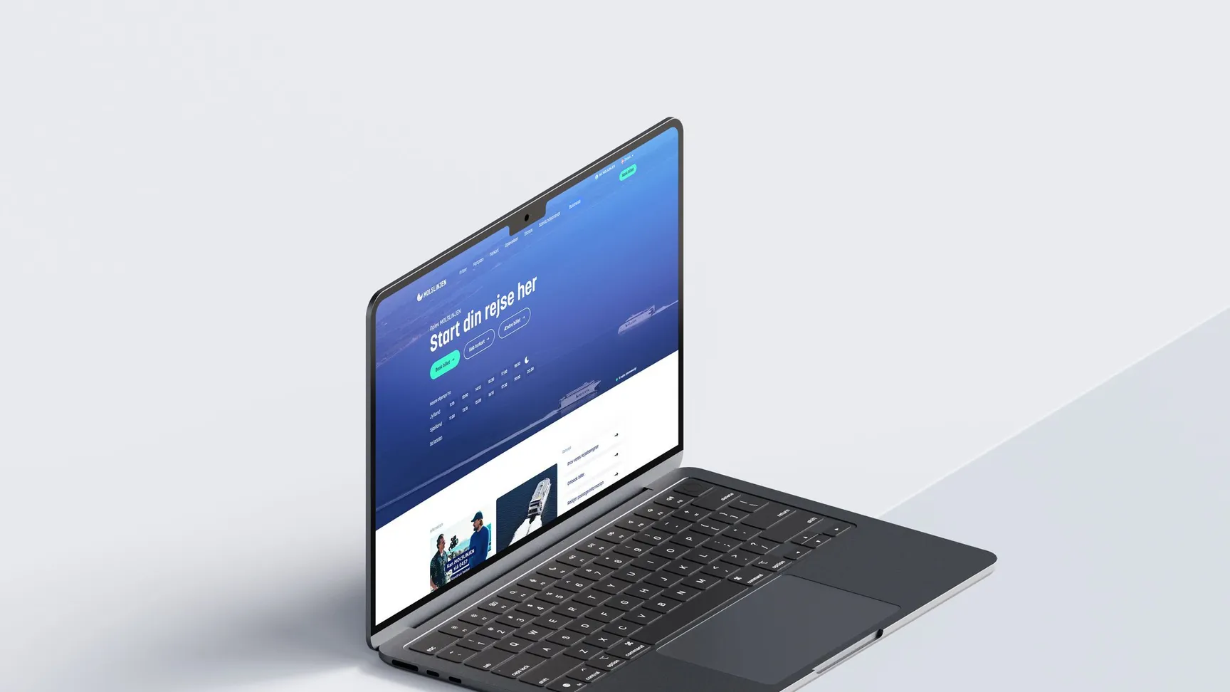 Bærbar computer med en blå og hvid hjemmeside, der præsenterer en rejseplatform med teksten "Start din rejse her" synlig på skærmen.