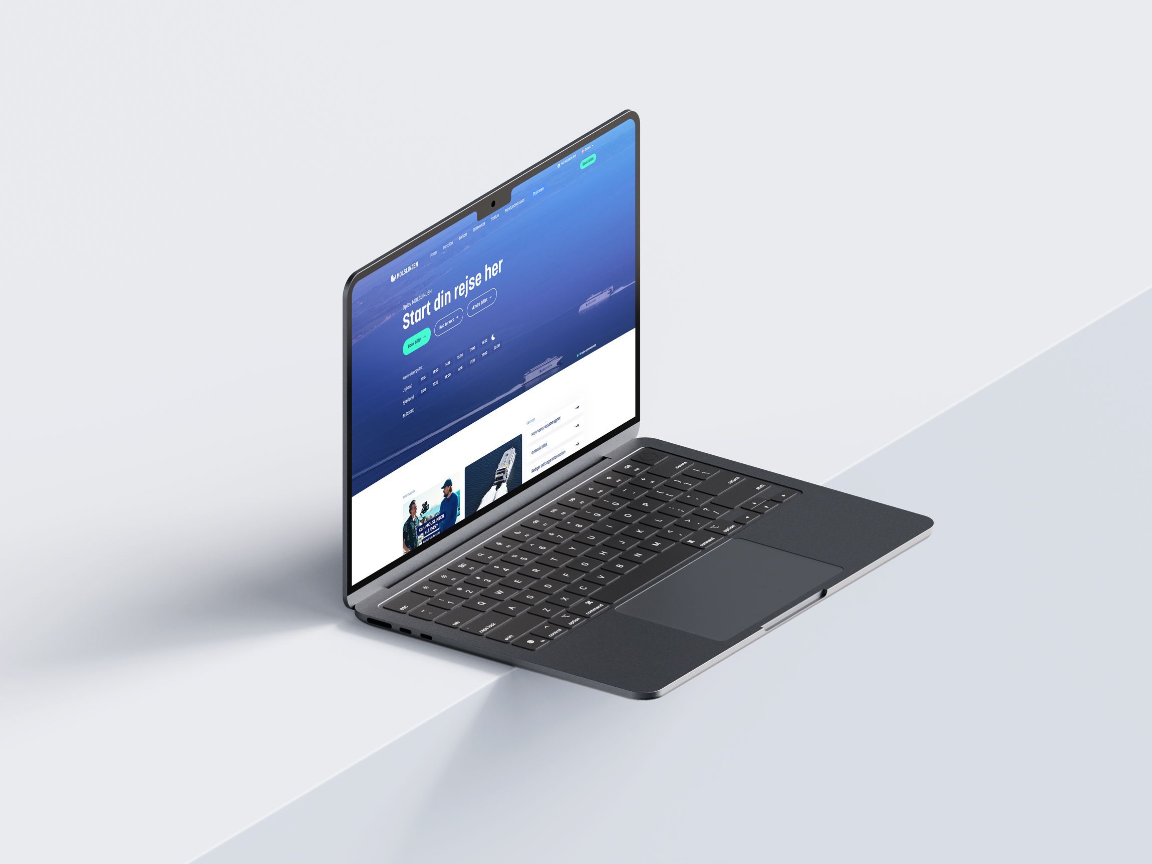 Bærbar computer med en blå og hvid hjemmeside, der præsenterer en rejseplatform med teksten "Start din rejse her" synlig på skærmen.