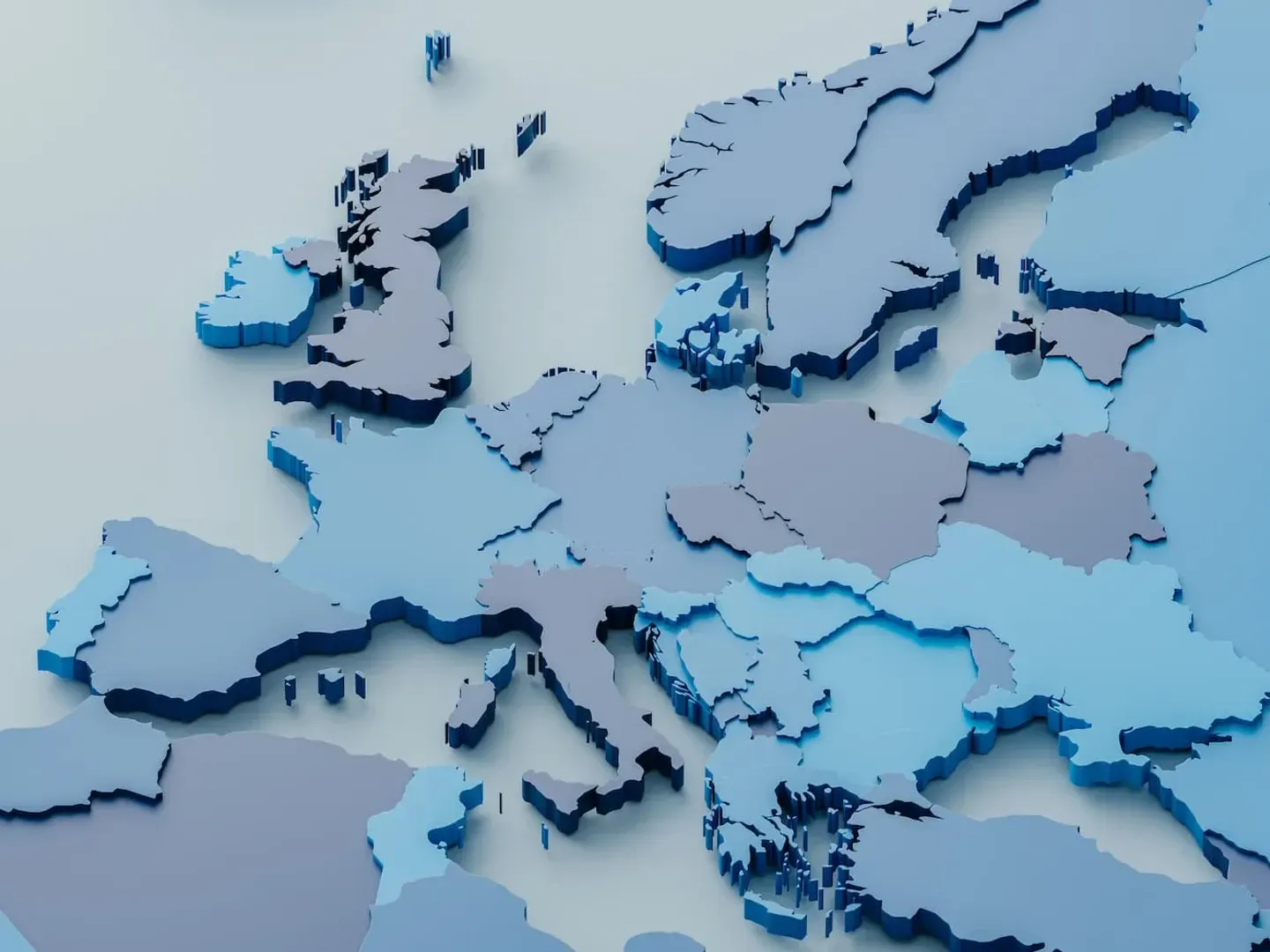 3D kort over Europa i forskellige nuancer af blå, der viser landegrænser og geografiske detaljer.