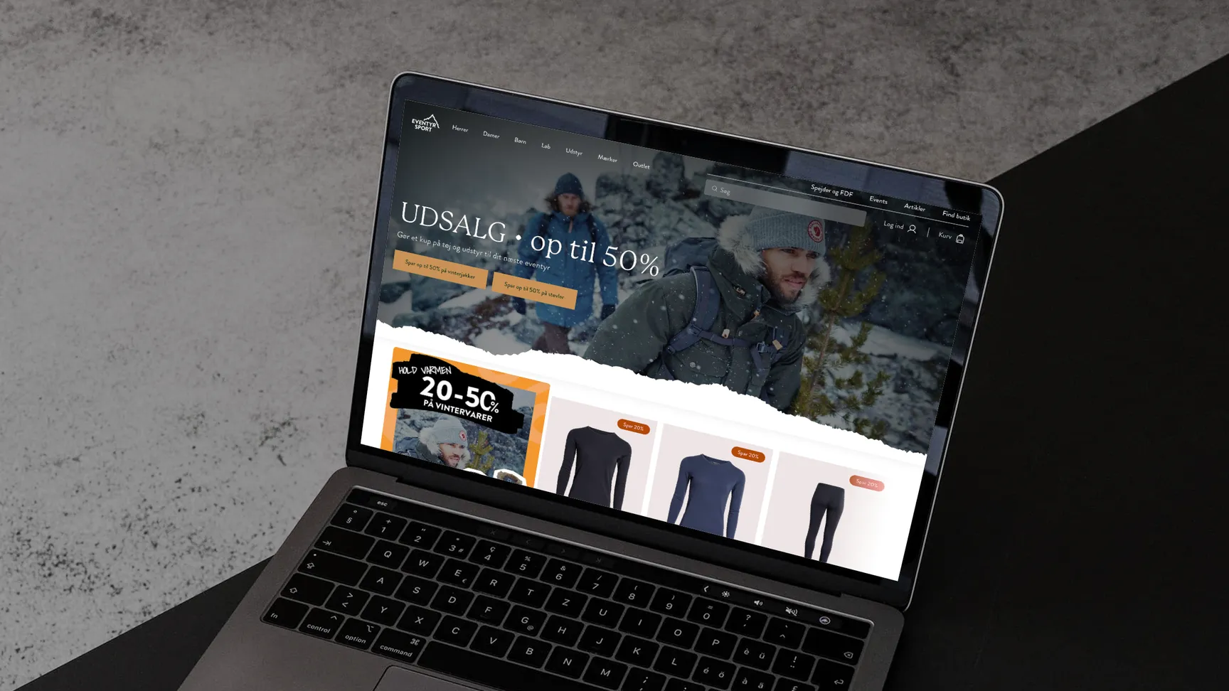 Billede af en bærbar computer, der viser Eventyrsports webshop.