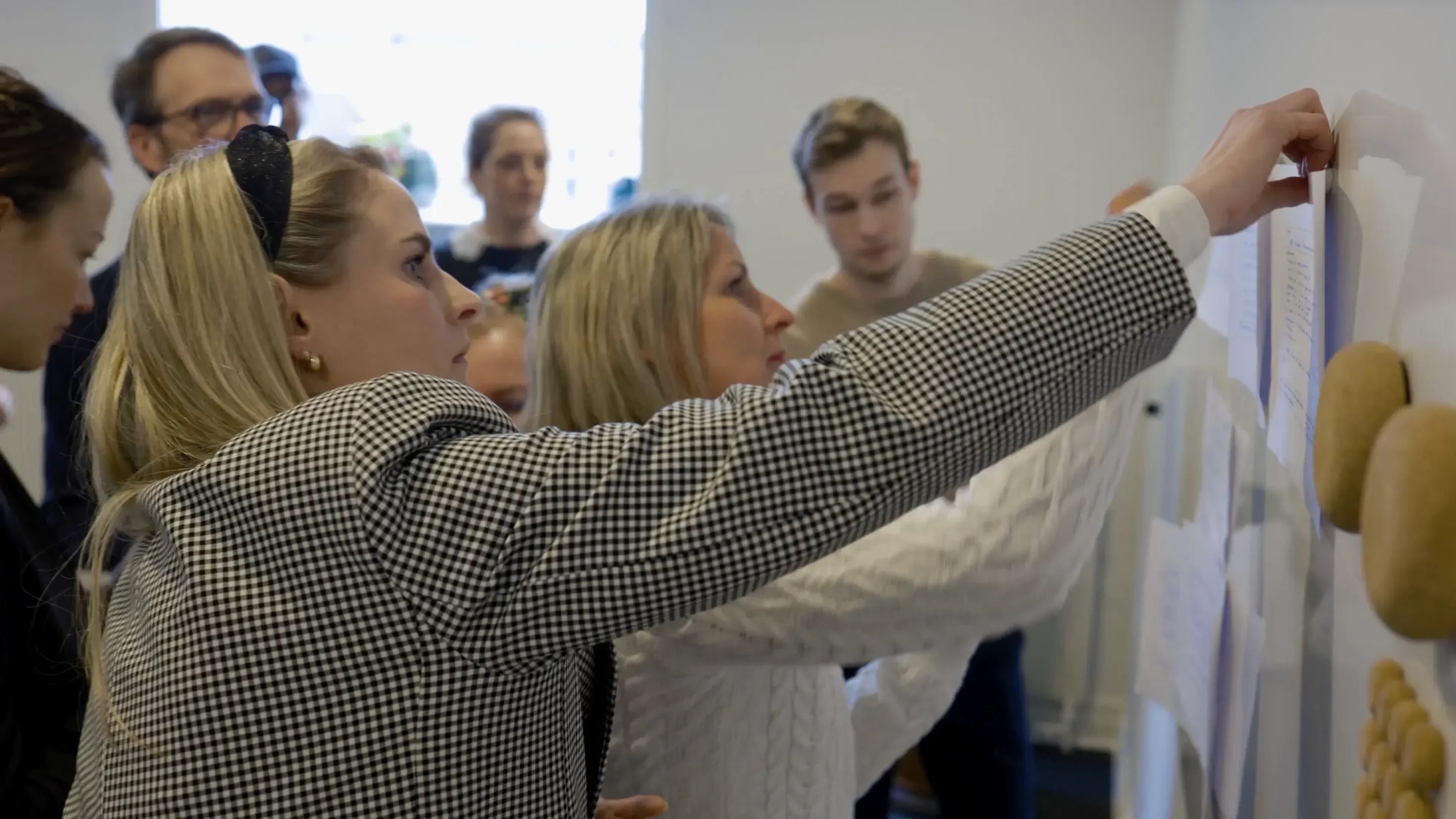 Stemningsvideo med ansatte fra Verticas kontorer, der både arbejder og fester sammen