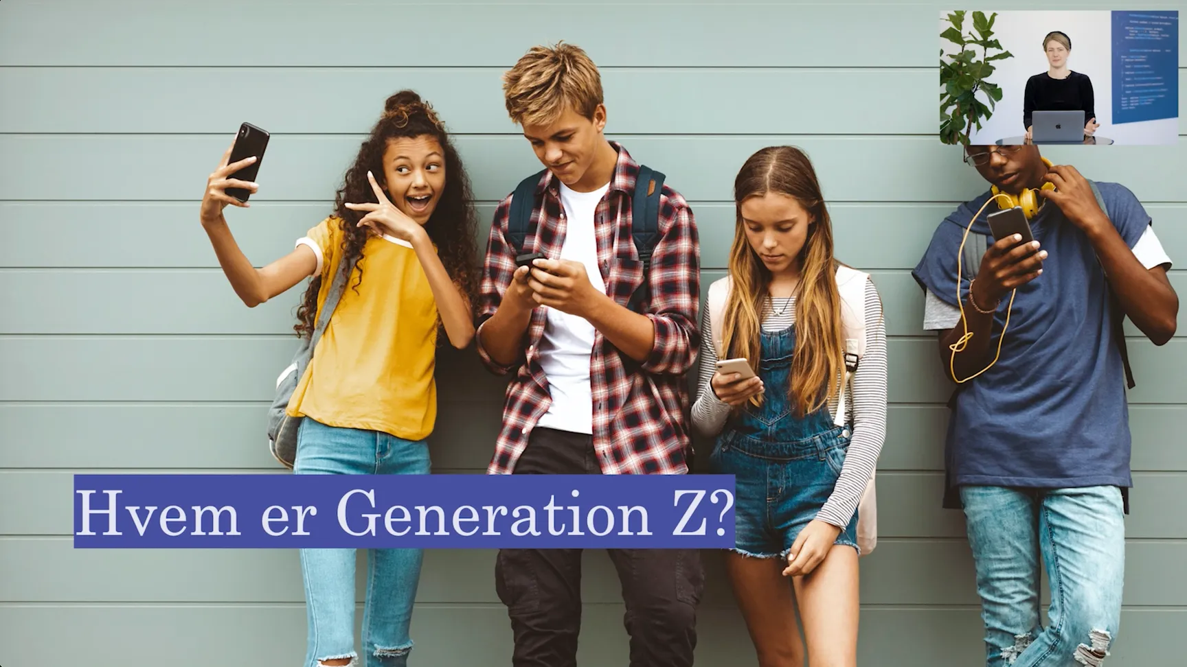 Fire unge mennesker står mod en lys væg, to af dem tager selfies, mens de andre ser på deres telefoner. Tekst på skærmen siger "Hvem er Generation Z?"