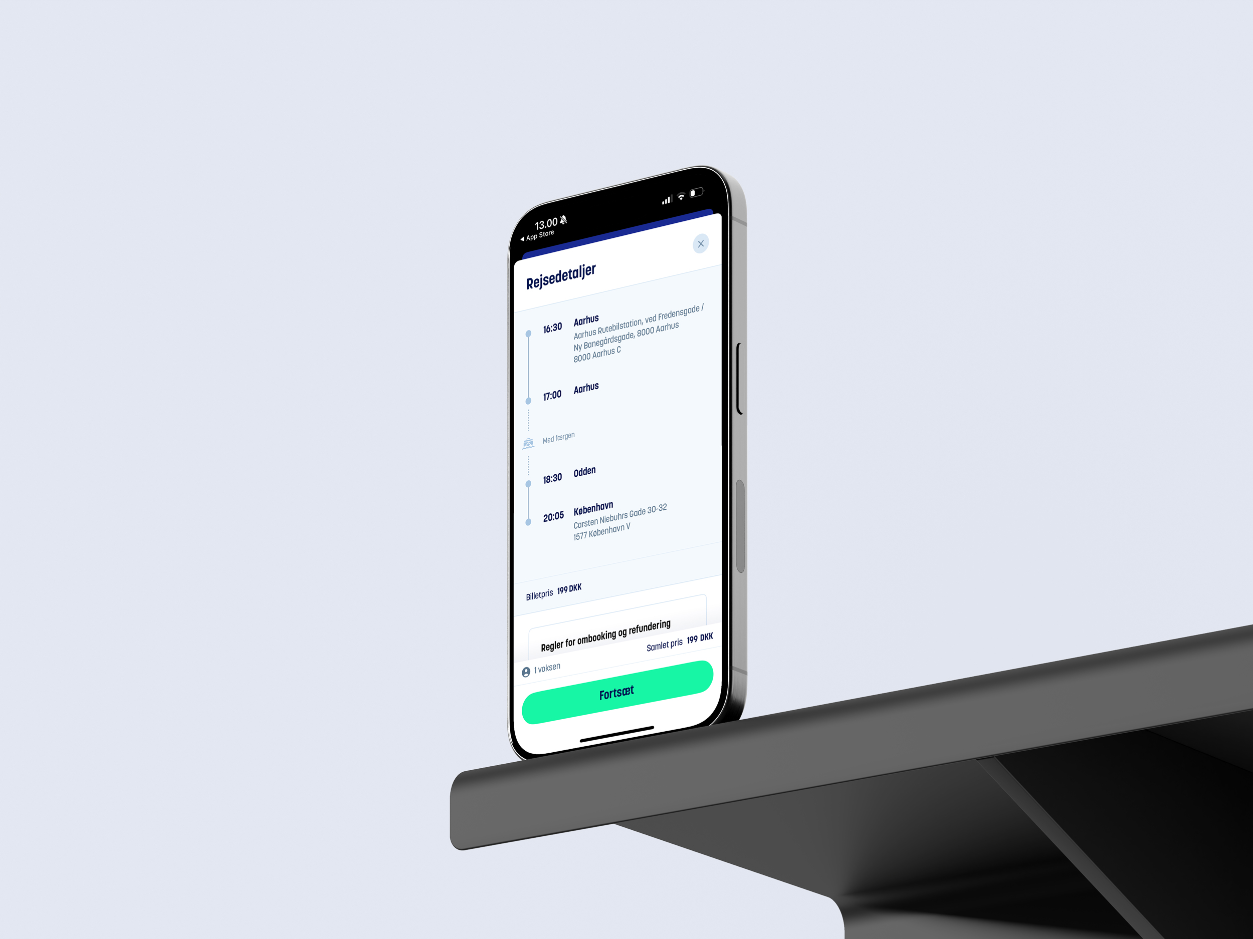 Smartphone med rejseinformationer, inklusive afgangstider fra Aarhus til København, placeret på en bordkant.