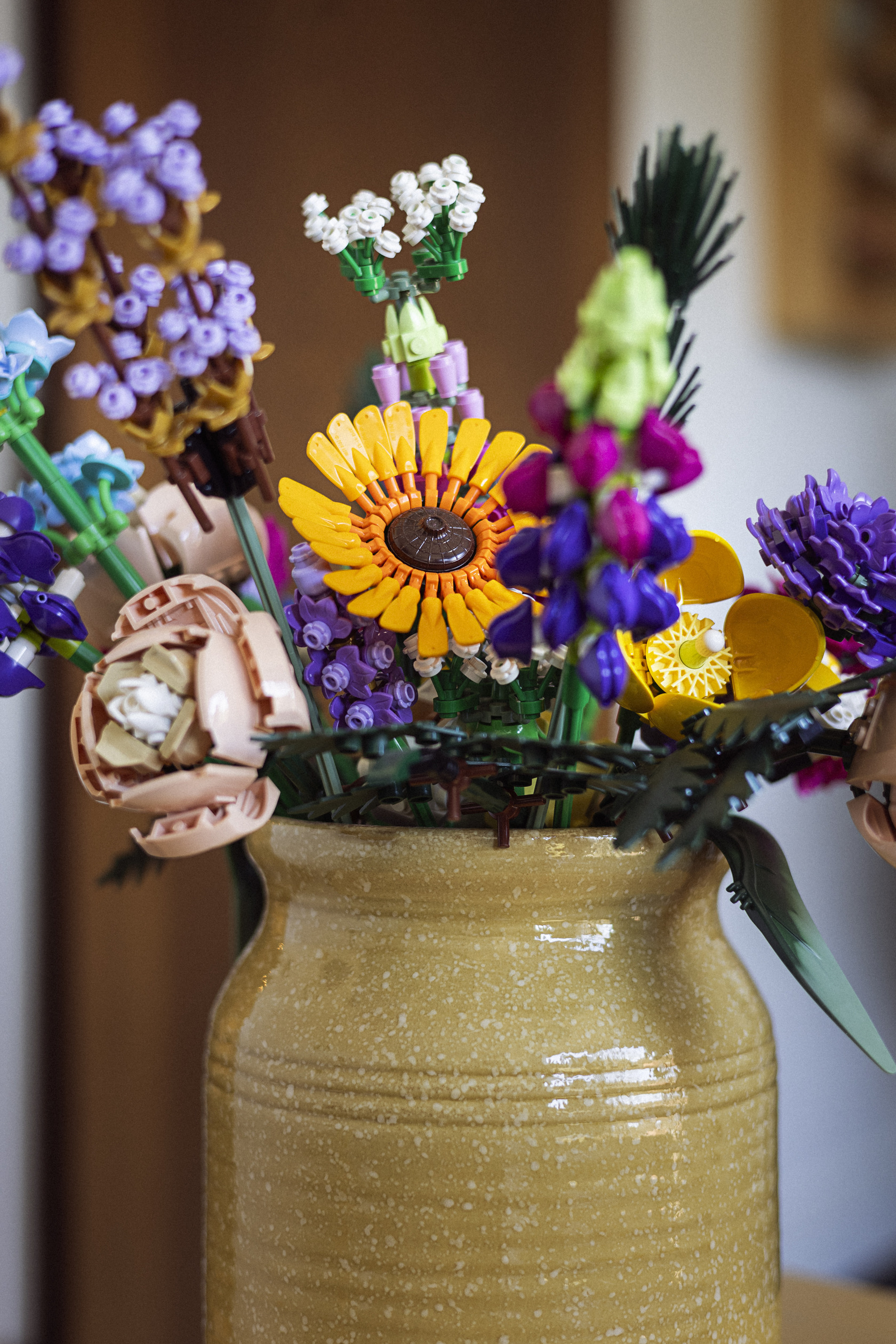 closeup billede af en lego blomster bukket i mange forskellige farver