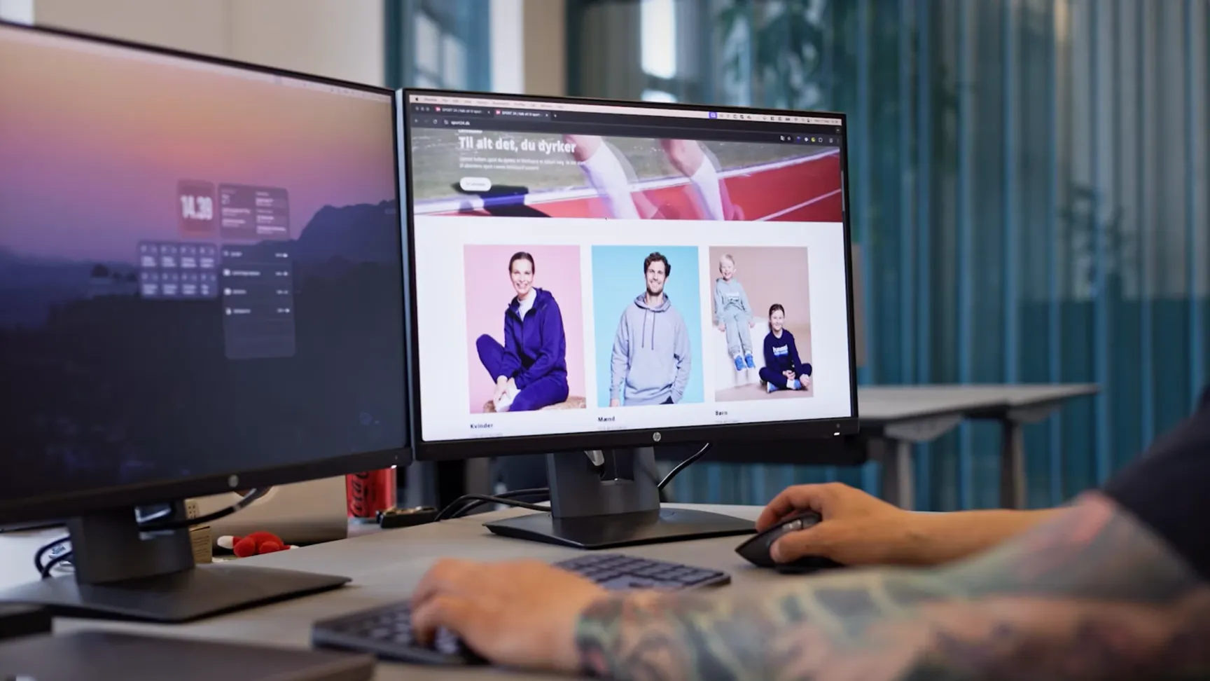 Udvikler arbejder ved computer. På skærmen vises sportsrelaterede produkter hos et dansk sportsbrand.