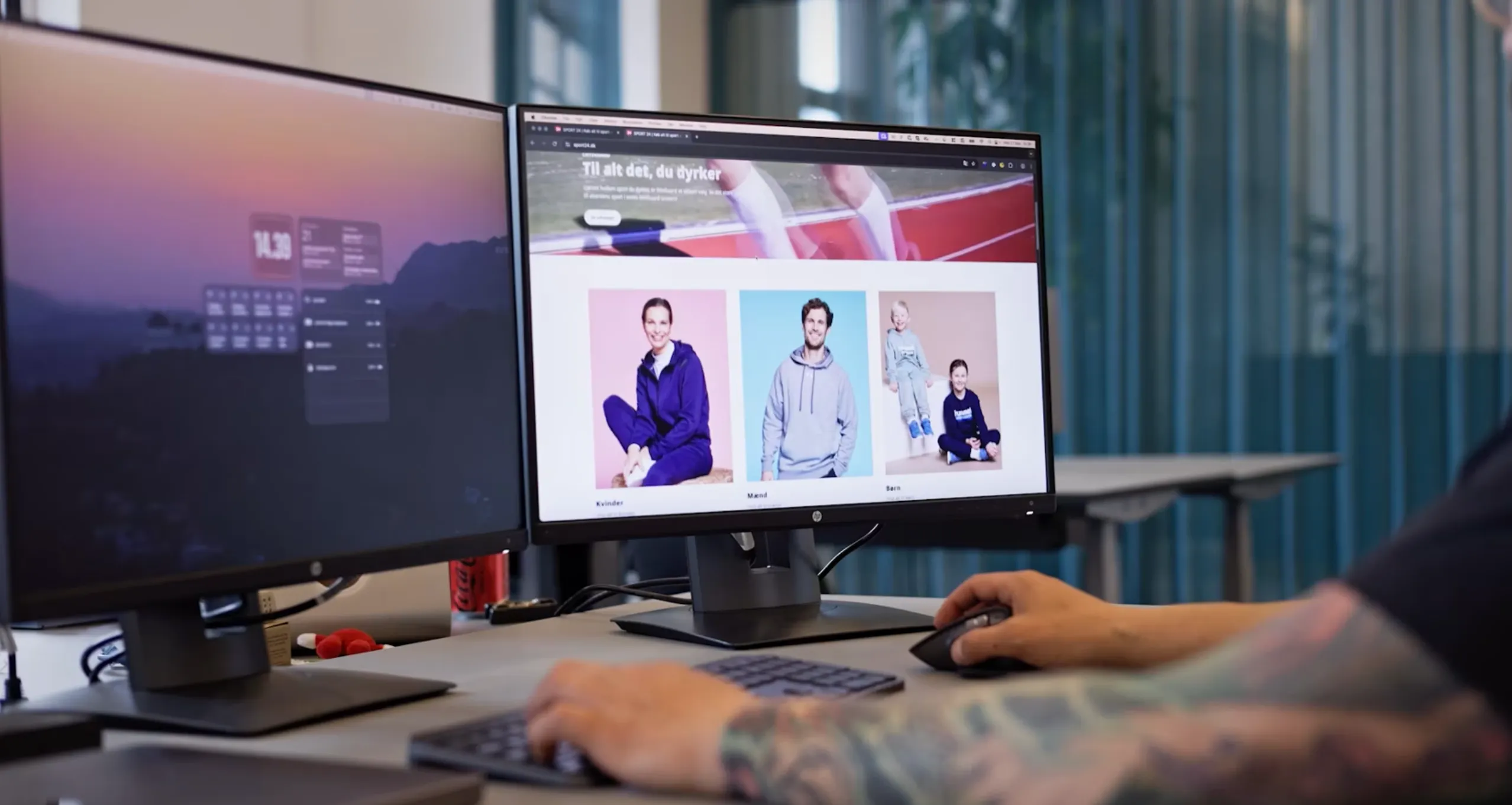Udvikler arbejder ved computer. På skærmen vises sportsrelaterede produkter hos et dansk sportsbrand.