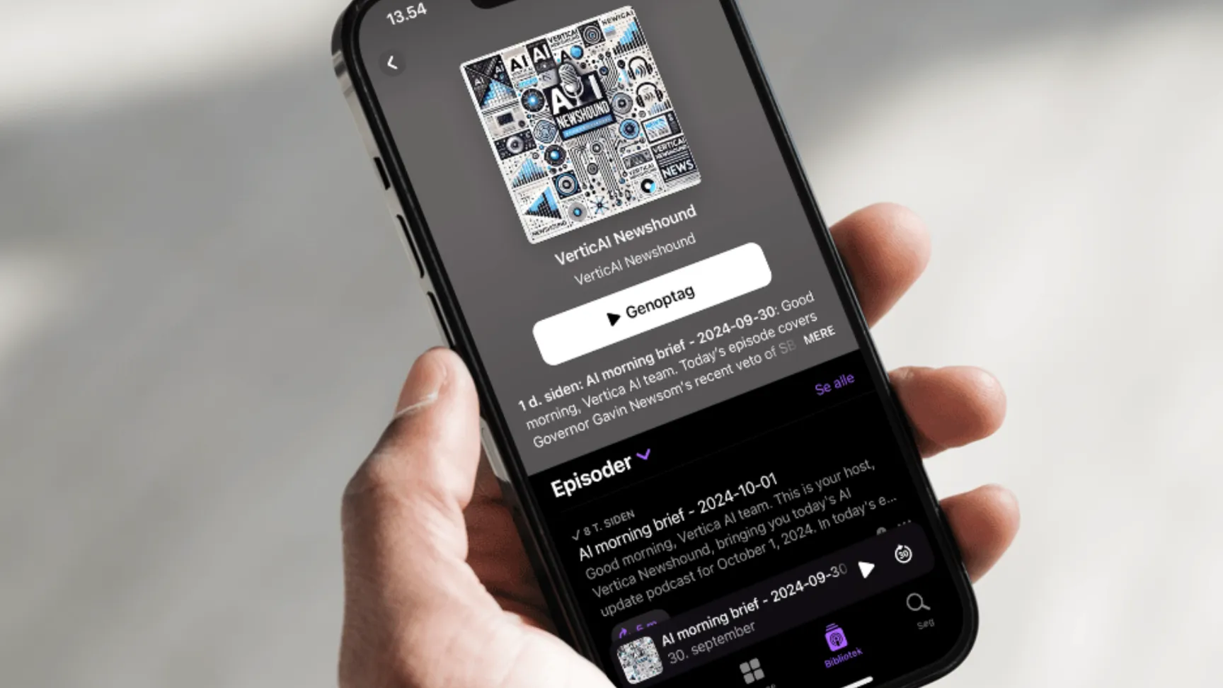 En person holder en smartphone, der viser appen "VerticAI Newshound" med en episodeoversigt og grafisk coverbillede for AI-morning brief.