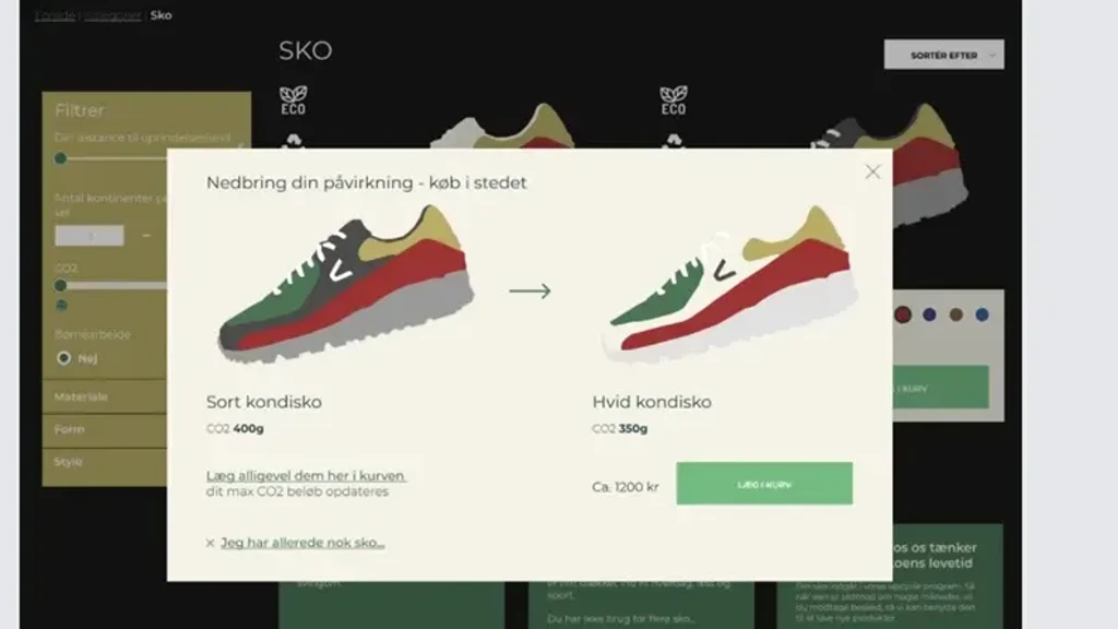 Visning af en farverig sort og hvid kondisko med oplysninger om CO2-aftryk og en mulighed for at reducere miljøpåvirkningen ved køb, på en mørk baggrund med filtermuligheder til sko.