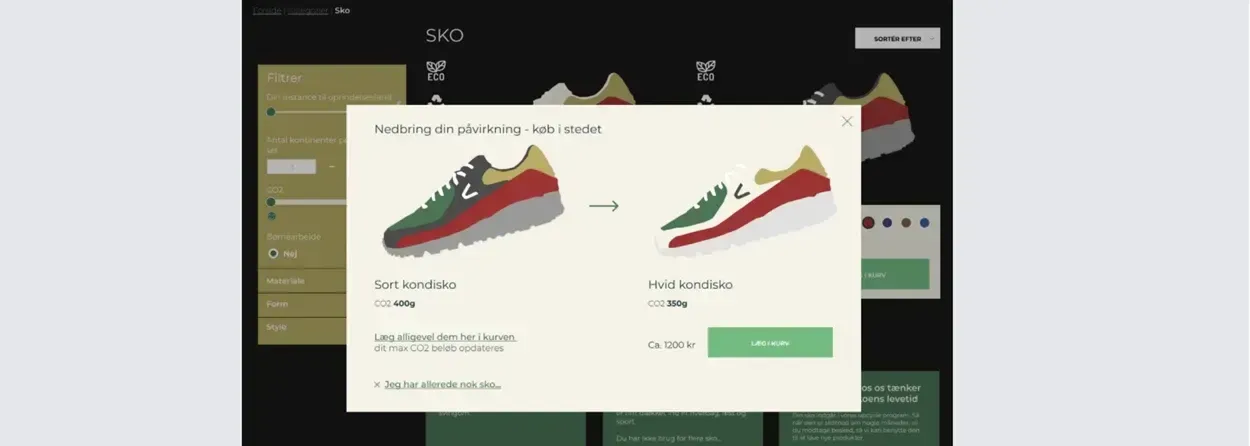 Visning af en farverig sort og hvid kondisko med oplysninger om CO2-aftryk og en mulighed for at reducere miljøpåvirkningen ved køb, på en mørk baggrund med filtermuligheder til sko.