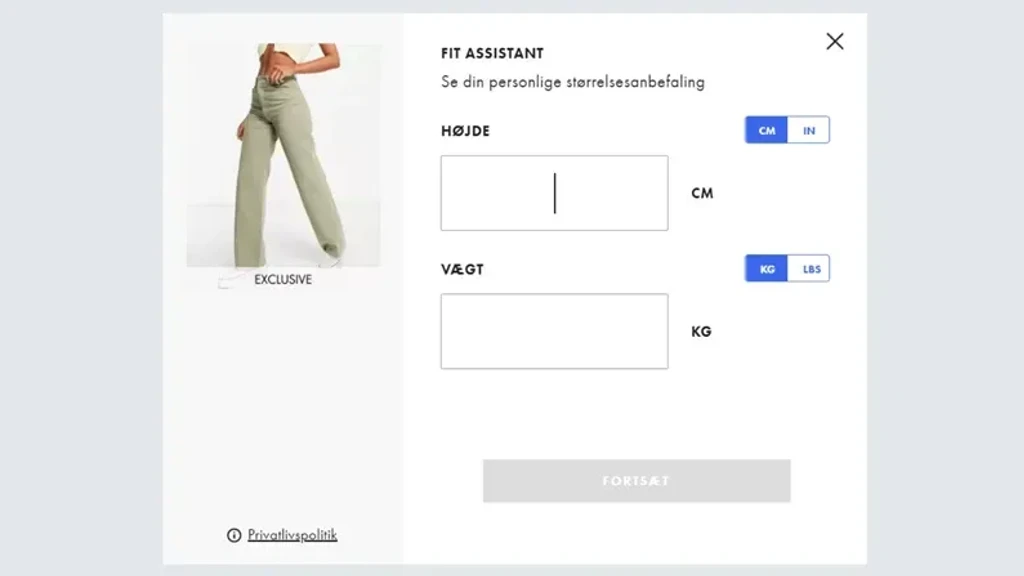 Billede af en 'Fit Assistant'-popup med muligheden for at indtaste højde og vægt for at få personlige størrelseanbefalinger, præsenteret i et minimalistisk design med en grøn buksemodel og etiketten 'EXCLUSIVE'.