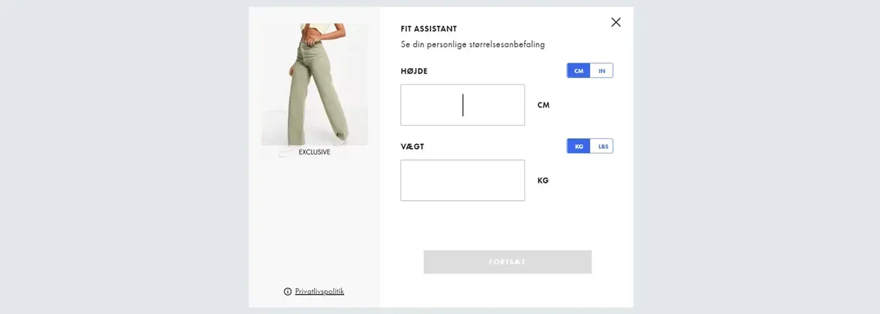 Billede af en 'Fit Assistant'-popup med muligheden for at indtaste højde og vægt for at få personlige størrelseanbefalinger, præsenteret i et minimalistisk design med en grøn buksemodel og etiketten 'EXCLUSIVE'.