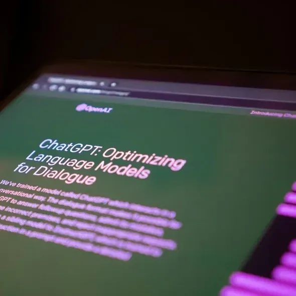 Skærmbillede af ChatGPT-præsentation med teksten "ChatGPT: Optimering af sprogmodeller til dialog" på en grøn baggrund.