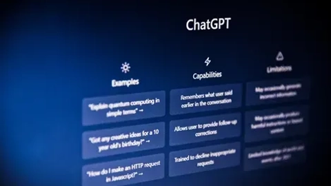 Skærmbillede af ChatGPT, der viser eksempler, kapabiliteter og begrænsninger i AI-sprogmodellen, med tekst som "Forklar kvantecomputing i enkle termer", "Fik du nogen kreative ideer til en 10-årigs fødselsdag?" og "Hvordan laver jeg en HTTP-anmodning i JavaScript?".
