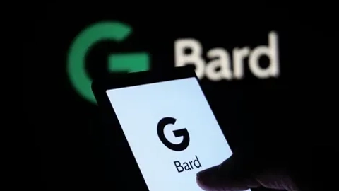En hånd holder en smartphone med "G Bard" logoet på skærmen, i forgrunden er der et sløret baggrundsbillede af "G Bard" i grønt og hvidt.