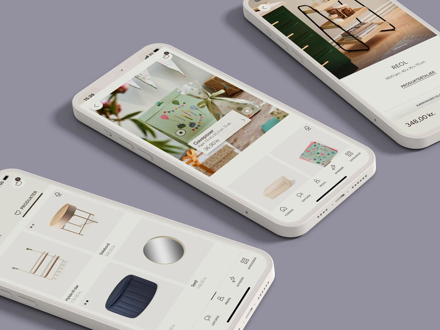 Billede af tre smartphones, der viser en møbelapp med produkter som borde, spejle og opbevaringsløsninger på en lilla baggrund.