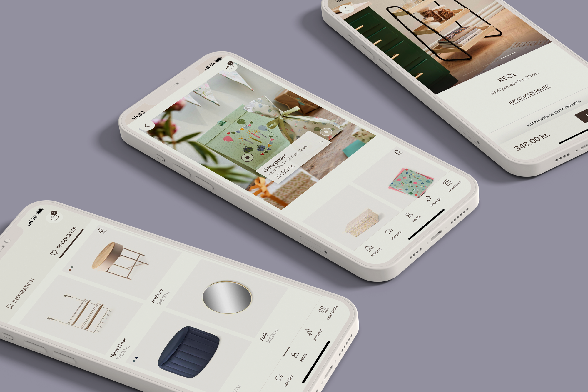 Billede af tre smartphones, der viser en møbelapp med produkter som borde, spejle og opbevaringsløsninger på en lilla baggrund.