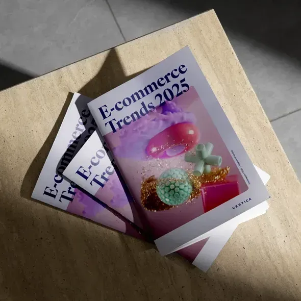 Tre brochurer med titlen "E-commerce Trends 2025" ligger på en lys overflade, prydet med farverige grafik og moderne design.