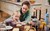 Kvinde og barn ved morgenmadsbord fra Coop, der tilbyder gode B2C købsoplevelser via ecommerce kanaler som app og web