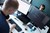 To personer sidder foran hver deres computer og udvikler ecommerce-løsninger, der forbedrer salget og kunderejsen