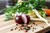 Spækbræt med flækket rødløg og peberkorn fra Hørkrams B2B onlineunivers
