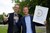 To mænd står med diplom og Umbraco-statuette, da Vertica vandt prisen for bedste løsning i Umbraco med Sanistål