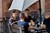 En kvinde og tre mænd snakker ved borde bænkesæt hos Vertica, der er landets bedste ecommerce hus med gode kolleger