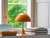 Orange lampe i vindueskarm fra Louis Poulsen, som har øget sine konverteringsrater ved hjælp af kundedata analyse